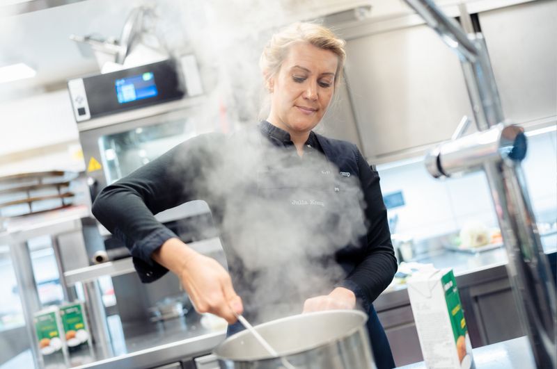 Julia packt in ihrer Gourmet-Küche auch selbst kräftig mit an.