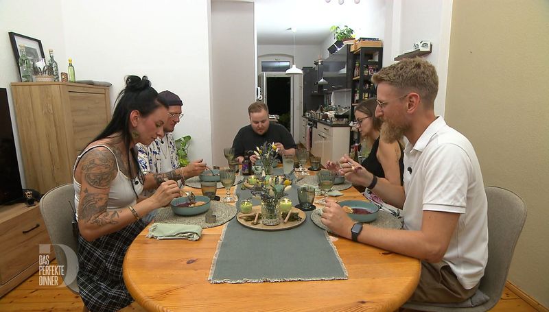 Die Erfurter "Dinner"-Runde genießt bei Ben Leche frita, ein spanisches Dessert.