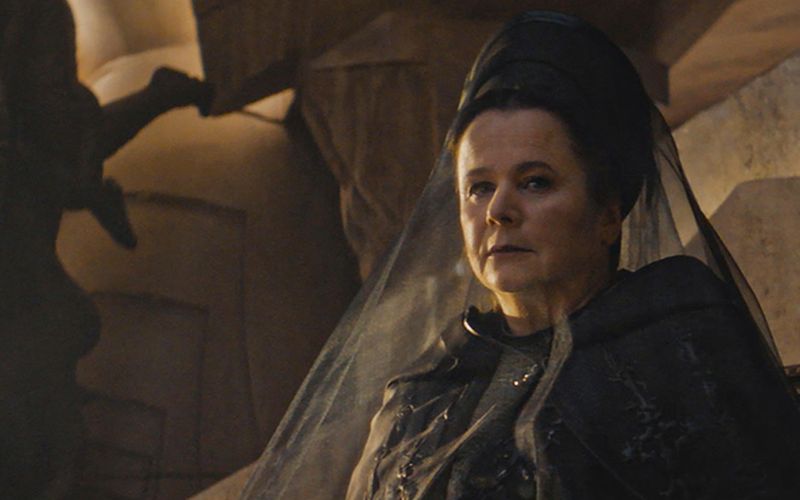 Valya Harkonnen (Emily Watson) leitet als "Mother Superior" die aus den "Dune"-Filmen bekannte mysteriöse Schwesternschaft der Bene Gesserit. Die Handlung der sechsteiligen HBO-Serie (hier bei Sky und Wow) trägt sich allerdings 10.000 Jahre vor der aus den Filmen bekannten Zeit zu. Doch auch hier geht es um: Macht und Intrigen im Sternen-Imperium.