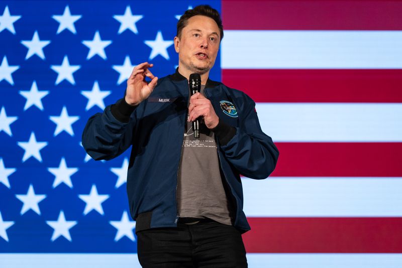 Elon Musk unterstützt im US-Wahlkampf Donald Trump - und greift immer wieder politische Gegner des Republikaners an.