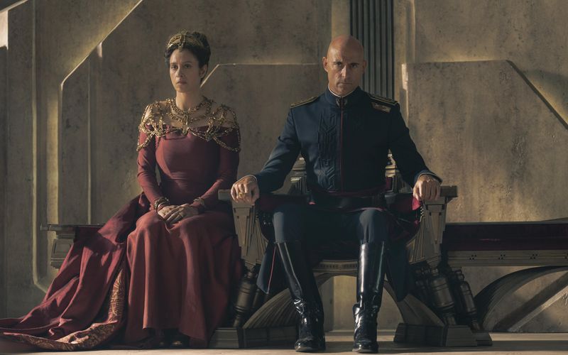 Der Regent Javicco Corrino (Mark Strong) und seine Frau Natalya Arrat Corrino (Jodhi May) stehen in "Dune Prophecy" dem Imperium vor.