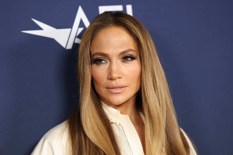 Schummeln erlaubt? Manchmal muss man eben ein wenig nachhelfen, um ewig jung - oder wenigstens ein paar Jahre jünger - zu bleiben. Manche Stars wie Jennifer Lopez nahmen es mit der eigenen Altersangabe nicht ganz so genau ...  