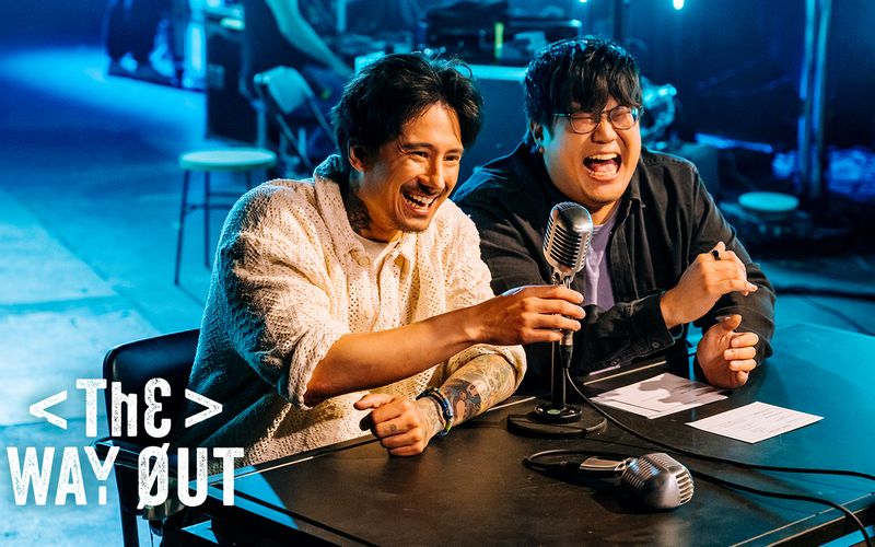 Die Youtuber Julien Bam (links) und Joon Kim führen durch die neue Show "The Way Out".