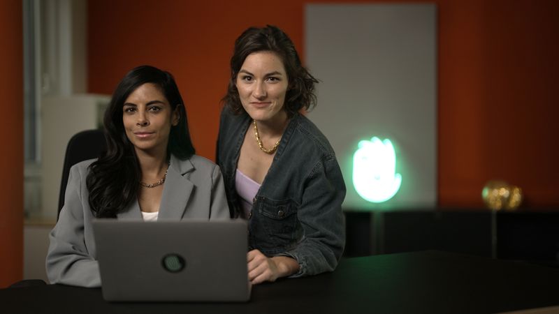 Collien Ulmen-Fernandes und Marie Bröckling recherchieren, wer Deepfake-Pornos verbreitet.
