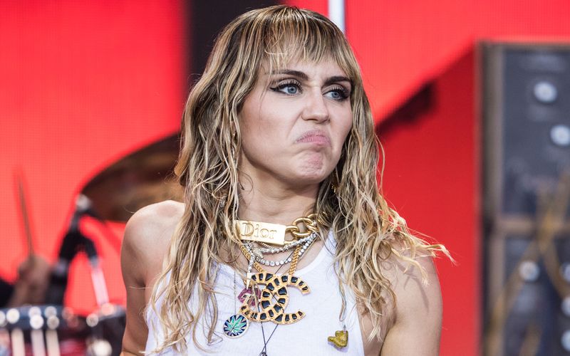 Wir müssen leider draußen bleiben! Ungebührliches Verhalten, Drogenmissbrauch oder Vorstrafen wegen Gewalt: Stars wie Miley Cyrus (Bild) dürfen in manche Länder dieser Welt nicht einreisen. Wer wo Hausverbot bekam, zeigen wir Ihnen in unserer Galerie. 