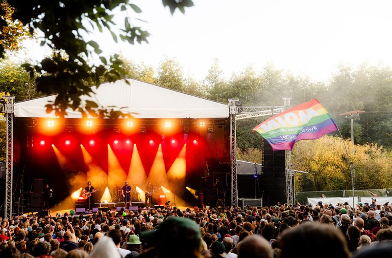 Antifaschistisch und laut: Jährlich spielen zum Festival "Jamel rockt den Förster" vor über 3.000 Zuschauerinnen und Zuschauern bekannte Bands auf. 