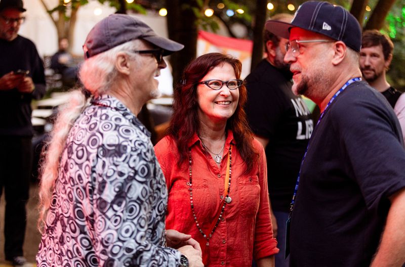 Mit prominenter Hilfe gegen die Nazi-Übermacht: Smudo (rechts) gehört zu jenen Musikern, die Horst und Birgit Lohmeyer auf ihrem Festival in Jamel unterstützen.