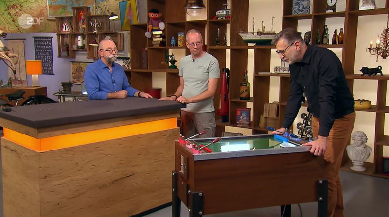 Für seinen Vintage-Kicker hatte der Verkäufer in der Mittwochsausgabe der ZDF-Trödelshow "Bares für Rares" einen fünfstelligen Wunschpreis angesetzt. Horst Lichter hatte "so einen Apparat noch nie gesehen". Im Händlerraum wurde das Interesse aber erst angeheizt, als Walter Lehnertz das letzte Gebot beim Kickern aushandeln wollte ... 