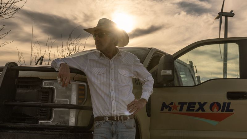 Basierend auf seinem elfteiligen Podcast "Boomtown" erzählt Christian Wallace gemeinsam mit Taylor Sheridan ("Yellowstone") in "Landman" von der wachsenden Öl- und Gasindustrie in West Texas. In der Hauptrolle eines Mannes namens Tommy Norris zu sehen ist Billy Bob Thornton (Bild). 