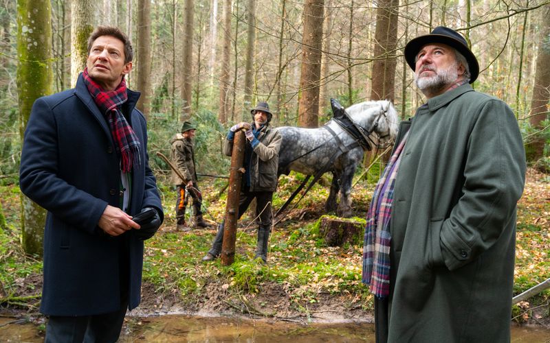 In einer Spezial-Folge von "Die Rosenheim-Cops" untersuchen die Kommissare Hansen (Igor Jeftić, links) und Stadler (Dieter Fischer, rechts) den Mord an einem Waldbesitzer.