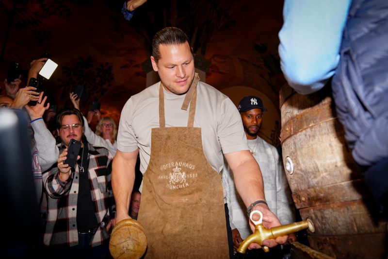 Das Hofbräuhaus in München ist die Heimat der Giants-Fans, die zum Munich Game in die Stadt kommen. Markus Kuhn zapfte dort wenige Tage vor dem Spiel ein Fass an.