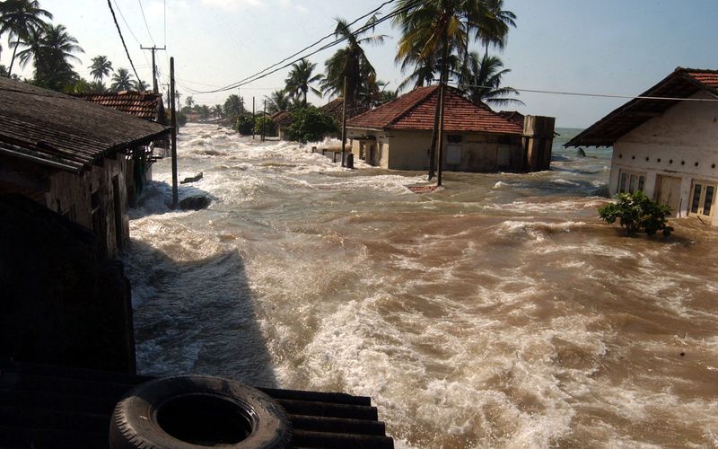 Mit "Tsunami: Race against Time" erinnert National Geographic an die größte Tsunami-Katastrophe in der Geschichte der Menschheit. Vor 20 Jahren starben dabei 230.000 Menschen durch die Welle selbst und ihre verheerenden Folgen. Ab 27. November zeigt Natioanl Geographic Deutschland die vierteilige Doku von Daniel Bogado.