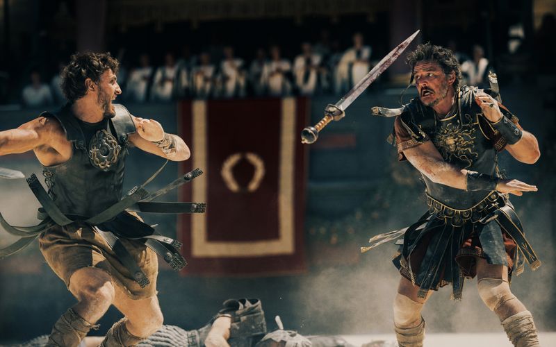 Lucius Verus (Paul Mecal, links) und General Marcus Acacius (Pedro Pascal) sehen sich bei Brot und Spielen wieder.