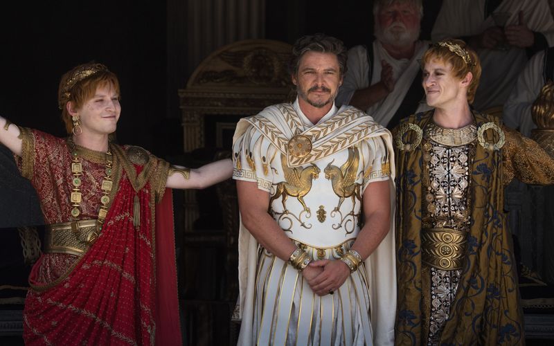 Die Kaiser Caracalla (Fred Hechinger, links) und Geta (Joseph Quinn, rechts) sind mächtig stolz auf ihren Soldaten Marcus Acacius (Pedro Pascal).