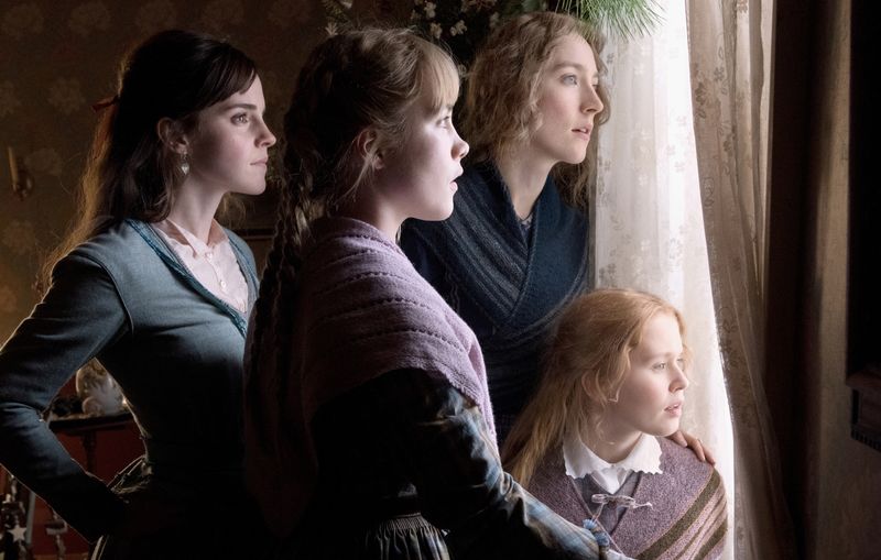 In "Little Women" (Freitag, 20.12.2024, um 00:45 Uhr im ZDF) spielt Emma Watson an der Seite von Florence Pugh, Saoirse Ronan und Eliza Scanlen (von links).