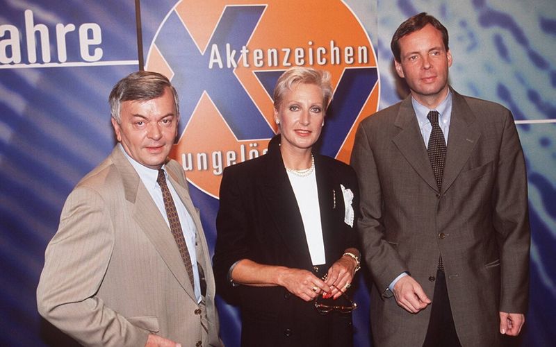 Peter Nidetzky (links), Sabine Zimmermann und Butz Peters präsentierten 1997 "Aktzenzeichen XY ... ungelöst"-