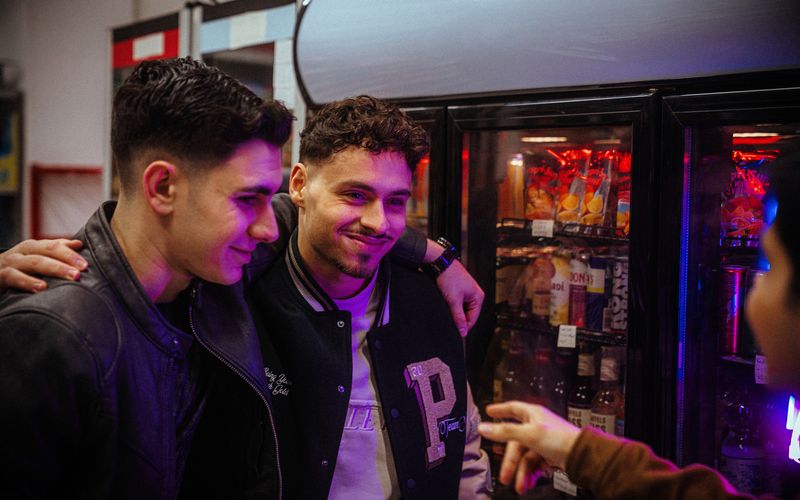 Yasin (Mert Dincer, links), Dominik (Angelo Alabiso) und Berkan (Dennis Kharazmi, rechts) wollten eigentlich nur in eine Shisha-Bar, doch nach Hanau kommen sie plötzlich in keinen Laden mehr. Welche Rolle Alltagsrassismus für postmigrantische Menschen spielt, zeigt "Uncivilized" ab 2. Dezember, 23.50 Uhr, im ZDF. 