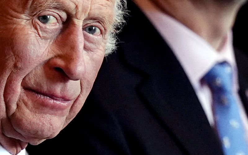 Peinliche Tonbandaufnahmen, ein öffentlich ausgetragener Scheidungskrieg, eine Kindheit vor den Augen der Welt: Über Charles III., den neuen britischen König, wurde mit Sicherheit viel mehr berichtet, als es ihm lieb war. Anlässlich seines 76. Geburtstags am 14. Novemver präsentieren wir in der Galerie Fakten, die Sie womöglich noch nicht kannten.   (Photo by Aaron Chown-Pool/Getty Images)