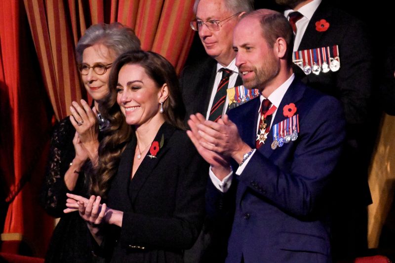 Ein seltener Anblick im Jahr 2024: Bei einer Veranstaltung zum Gedenken an die gefallenen Soldaten im Ersten Weltkrieg zeigte sich Prinz William (rechts) erstmals seit Langem an der Seite seiner an Krebs erkrankten Frau Prinzessin Catherine. 