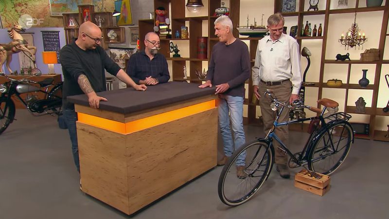 Die befreundeten Verkäufer wussten schon vor ihrem Besuch in der Mittwochsausgabe der ZDF-Trödelshow "Bares für Rares": "Das Rad ist ganz speziell, denn das wurde nur ein Jahr produziert." Auch Horst Lichter war gleich Feuer und Flamme: "Das ist wirklich schön." Nur leider war der Drahtesel bei weitem nicht so viel wert wie gewünscht.