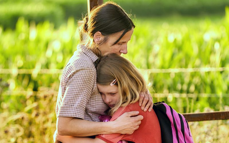 Die verhärmte Anne (Meret Becker, links) lebt im Land-Meodram "Familie is nich" ebenso einsam wie kratzbürstig auf ihrem Brandenburger Hof. Als ihre achtjährige Enkelin Tilda (Luise Landau) bei ihr wohnen muss, ändert sich das Leben der beiden.