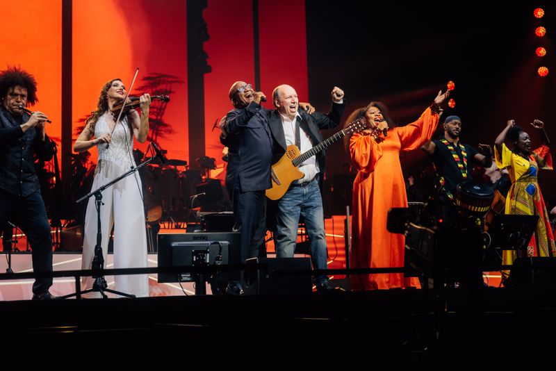 Hans Zimmer als Komponist, Musiker und Freund in seiner Welt der Filmmusik. In Krakau riss er das Publikum abermals zu Begeisterungsstürmen hin.