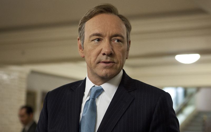 Nach sechs Staffeln endete "House of Cards" im November 2018: Das Besondere daran: Kevin Spacey, zuvor Hauptdarsteller der Politserie, war in der finalen Staffel nicht mehr dabei. Ungewöhnlich? Ja. Noch nie dagewesen? Definitiv nicht, wie unsere Galerie zeigt.