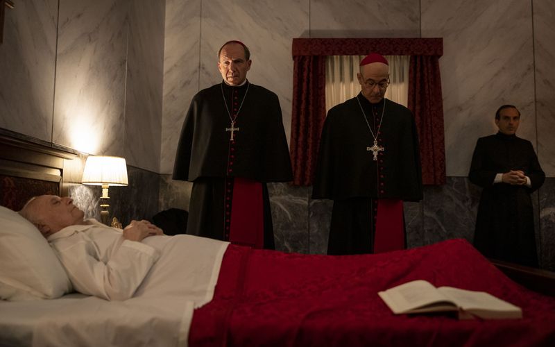 Die Kardinäle Lawrence (Ralph Fiennes, links) und Bellini (Stanley Tucci) nehmen betroffen Abschied vom verstorbenen Papst.