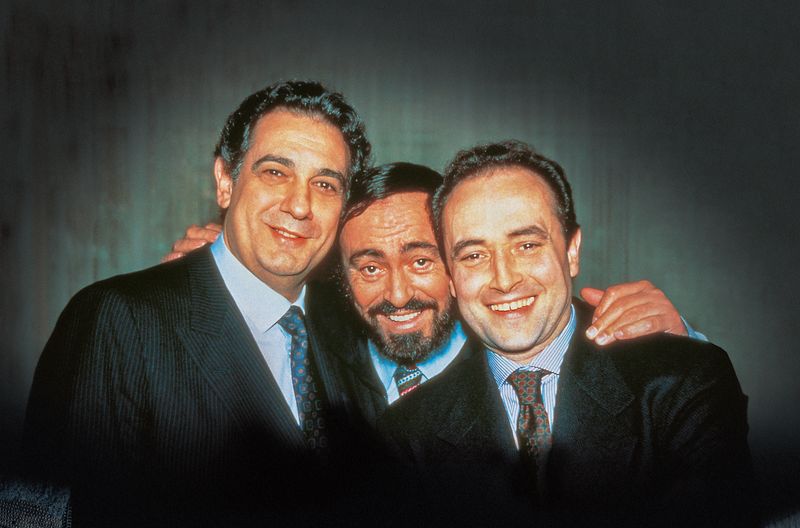 Die Drei Tenöre Plácido Domingo, Luciano Pavarotti und José Carreras (von links) verstanden sich nicht nur aus geschäftlichen Gründen gut. Alleine vom Konzert in Rom verkauften sich 20 Millionen Alben.