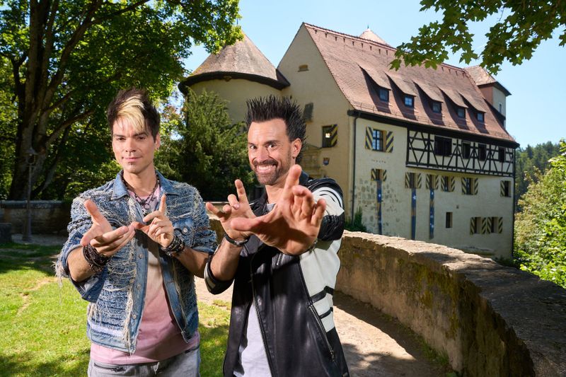 Mit Magie zu neuen Superkräften: In "Magic Moves" erleben die Ehrlich Brothers gemeinsam mit zehn Kindern, die von Hemiparese betroffen sind, ein unvergessliches Abenteuer.