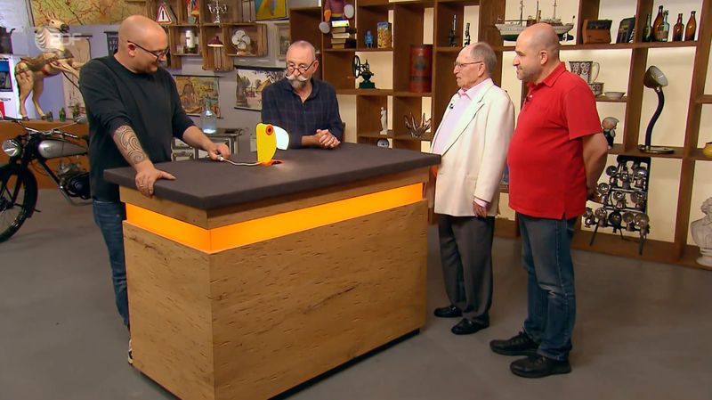 "Sieht toll aus, was auch immer das ist", scherzte Horst Lichter (Zweiter von links) in der Mittwochsausgabe der ZDF-Trödelshow "Bares für Rares". Dass es sich um ein begehrtes Vintage-Objekt handelte, erkannte er auch nicht, als das Licht der kleinen Lampe anging. Dafür wusste der Experte: "Dafür kann man richtig Geld verlangen."