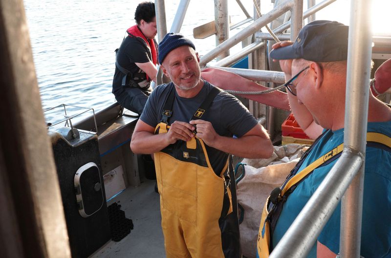 Benno Fürmann (Mitte) mit Fischer Mathias Labahn (rechts) aus Freest (Vorpommern-Greifswald) beim Auslaufen des Kutters zum Fischfang auf der Ostsee.