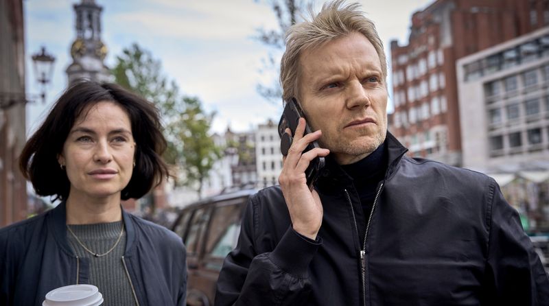 Trotz gelegentlich zynischer Scherze gehen sie gemeinsam durch dick und dünn: Kommissar Van der Valk (Marc Warren) und Lucienne Hassell (Maimie McCoy) ermitteln in Amsterdam.