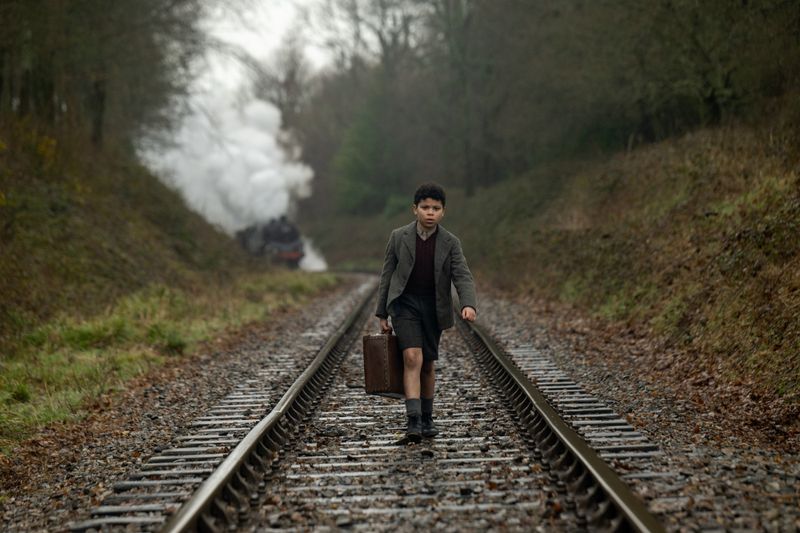 George (Elliot Heffernan) springt aus dem Zug, der ihn aufs Land bringen sollte und macht sich auf den gefährlichen Rückweg nach London.