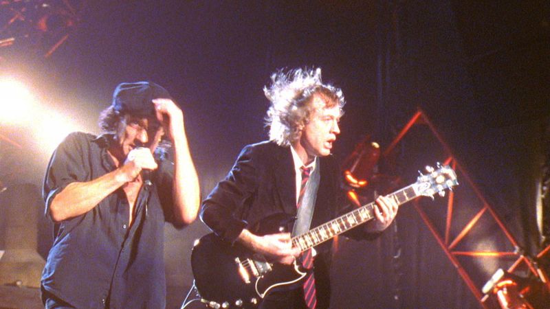 Angus Young (rechts) und Brian Johnson verwandelten die Stierkampfarena in einen Hexenkessel.