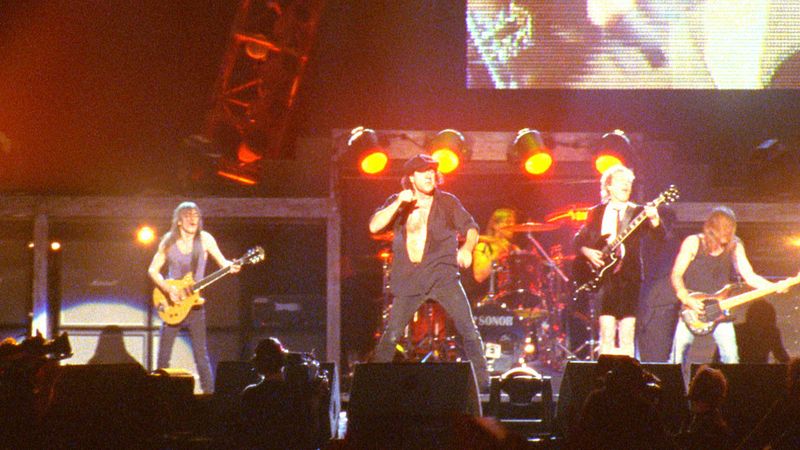 Bei der Show in Madrid begeistern AC/DC Band rund um Lead-Gitarrist Angus Young (zweiter von rechts) und Sänger Brian Johnson (zweiter von links).