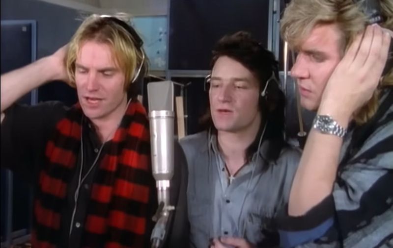 Vor 40 Jahren nahmen Musikstars - unter ihnen (von links) Sting, Bono von U2 und Duran-Duran-Sänger Simon Le Bon - mit "Do They Know It's Christmas?" eine Wohltätigkeitssingle auf, die in der kommenden Weihnachtszeit wieder oft im Radio zu hören sein wird. Jetzt machte der Song Schlagzeilen - wegen seines Inhalts. Sollte man das Lied aufgrund seines Textes heute nicht mehr spielen oder geht so ein Verbot zu weit? Wir zeigen weitere aktuelle Streitfälle aus der Musikwelt ...