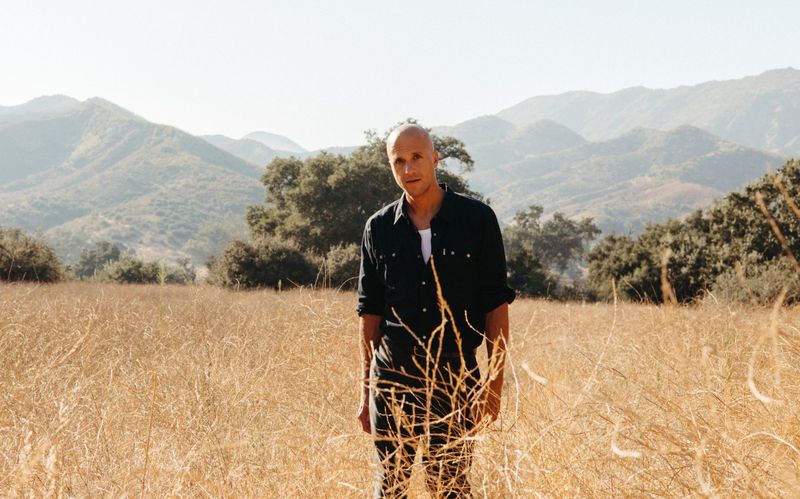 Milow singt in seinem neuen Song "One by One" von verletzten Gefühlen. Das dazugehörige Musikvideo wurde in der Zweitheimat des Belgiers, Kalifornien, gedreht.