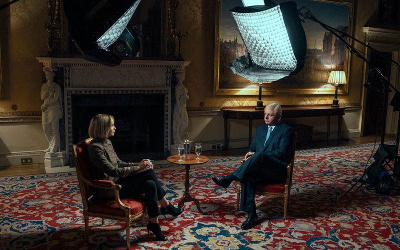 Die Miniserie "A Very Royal Scandal" rekonstruiert das skandalöse Interview zwischen Andrew (Michael Sheen) und Journalistin Emily Maitlis (Ruth Wilson).