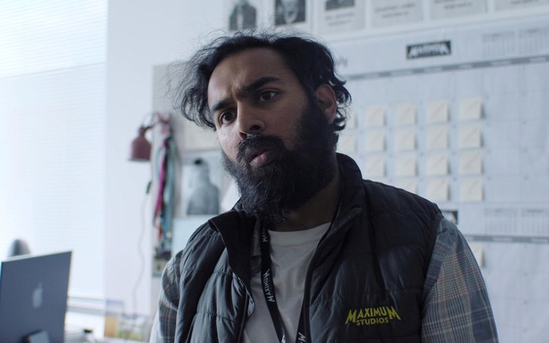 Regieassistent Daniel (Himesh Patel) kann einem ob seines stressigen Jobs nur leidtun.