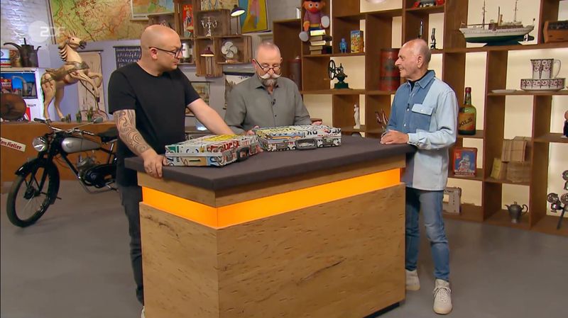 "Raus mit den Dingern", forderte der Verkäufer in der Montagsausgabe der ZDF-Trödelshow "Bares für Rares". Denn er brauchte Platz. Horst Lichter dachte im ersten Moment, die Koffer wären das Resultat eines DIY-Projekts, fand sie aber "großartig". Und ein Händler wusste schon vor dem Bieterstart: "Die kaufe ich." 