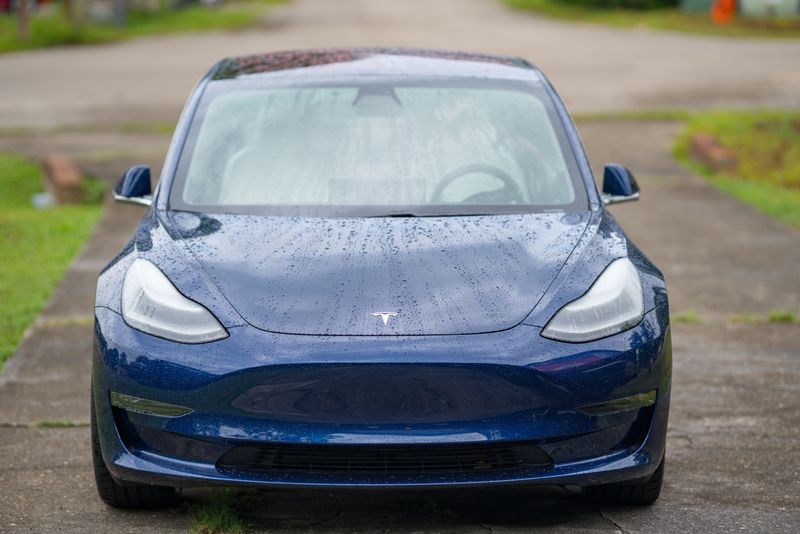 Schon bei der ersten Hauptuntersuchung fällt jedes siebte Tesla Model 3 durch. 