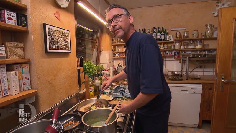 Damit der Hauptgang schnell auf den Tisch kommt, jongliert Martin am Herd mit Fleisch, Pfifferlingen und Topinamburpüree.
