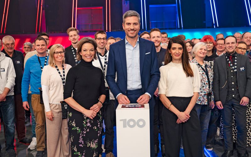 Anna Planken (vorne links) und Linda Zervakis (vorne rechts) argumentierten in Ingo Zamperonis (Mitte) Debattenshow "Die 100 - Was Deutschland bewegt" für beziehungsweise gegen die Schuldenbremse.