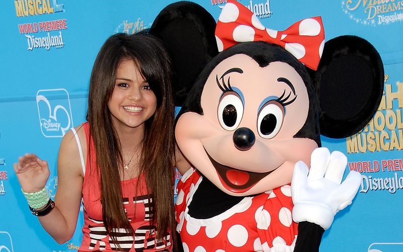 Süß, oder? Mit ihren damals 15 Jahren stand Selena Gomez noch ganz am Anfang ihrer Karriere - als Star der Disney-Serie "Die Zauberer vom Waverly Place". Heute ist die Schauspielerin und Sängerin ein echter Superstar. Nicht alle Ex-Disney-Kinderstars konnten so gut mit dem frühen Ruhm umgehen, wie die Galerie zeigt ...