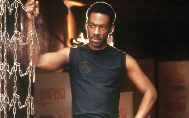 Er ist einer der erfolgreichsten und bis heute populärsten Filme der 80er-Jahre: Vor genau 40 Jahren, am 1. Dezember 1984, feierte "Beverly Hills Cop" seine Weltpremiere. Die Actionkomödie wurde zum Blockbuster, Axel Foley zur Kino-Ikone und Eddie Murphy endgültig zum Superstar. Doch wo lässt sich der Film in dessen Schaffen einordnen? In der Galerie zeigen wir die schlechtesten und besten Filme von Eddie Murphy ...