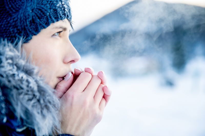 Viele Menschen haben im Winter Probleme mit trockenen und rissigen Händen. Dafür sind zum einen die niedrigen Temperaturen verantwortlich, zum anderen die trockene Heizungsluft. Durch diese Faktoren wird der natürliche Fett- und Feuchtigkeitsfilm der Haut angegriffen und die Haut wird spröde und empfindlich. Durch häufiges Händewaschen verschlechtert sich der Zustand der Haut zusätzlich. 