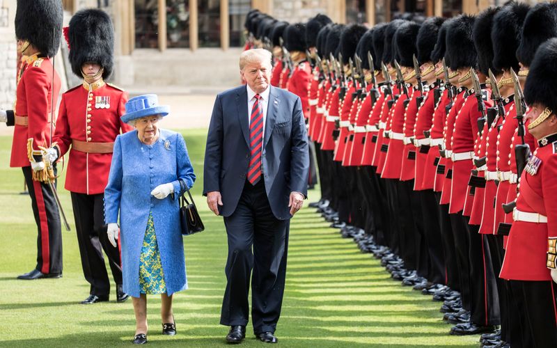 Als Donald Trump während seiner ersten Amtszeit als US-Präsident auf Staatsbesuch im Vereinigten Königsreich war, tappte er beim Empfang von Queen Elizabeth II. in gleich mehrere Fettnäpfchen. 