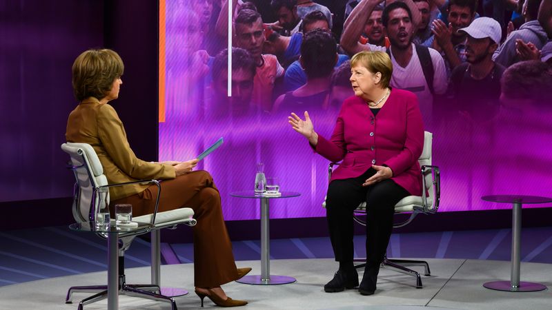 "Ich habe bis zum Ende meiner Amtszeit auf das menschenbedrohende Thema Klima keine entscheidende Antwort gefunden", räumt Angela Merkel (rechts) gegenüber Maybrit Illner ein.