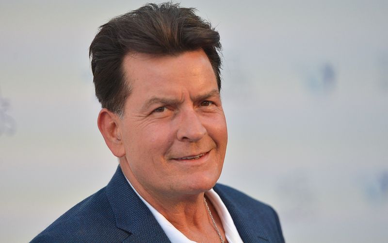 Als Charlie Sheen 2015 öffentlich machte, dass er mit dem HI-Virus infiziert ist, war Hollywood geschockt. Doch der "Two and a Half Men"-Star ist nicht allein: Anlässlich des Welt-AIDS-Tages am 1. Dezember zeigt die Galerie weitere Prominenten, die mit der Diagnose leben oder lebten ...   